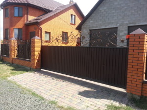 Відкатні ворота з короною